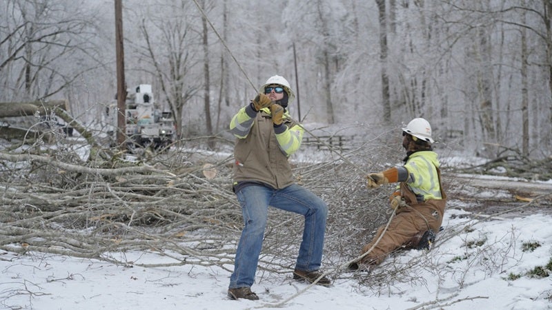 lineworkers-working-to-restore-outage